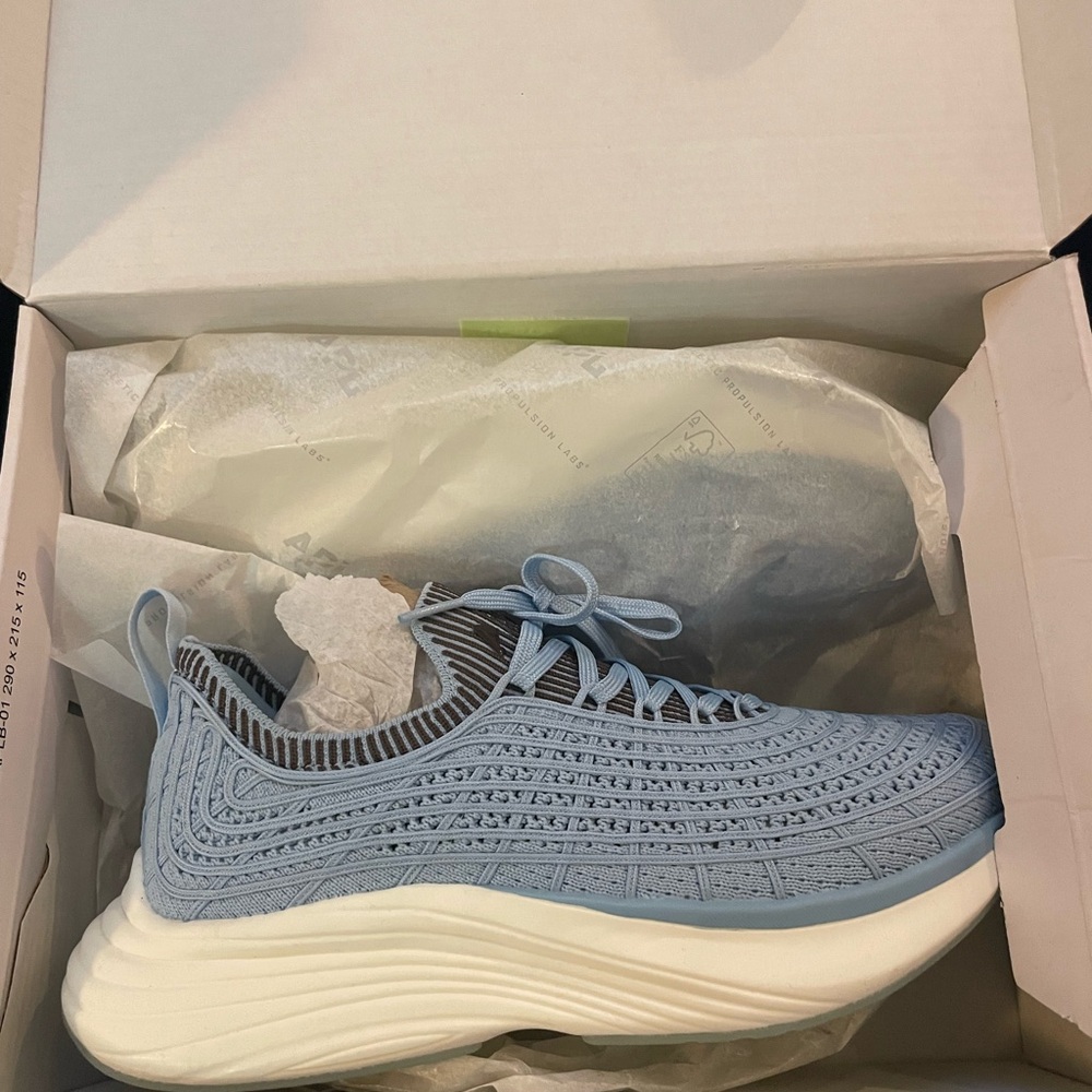 APL Techloom Zipline sneakers size 7, NWT
